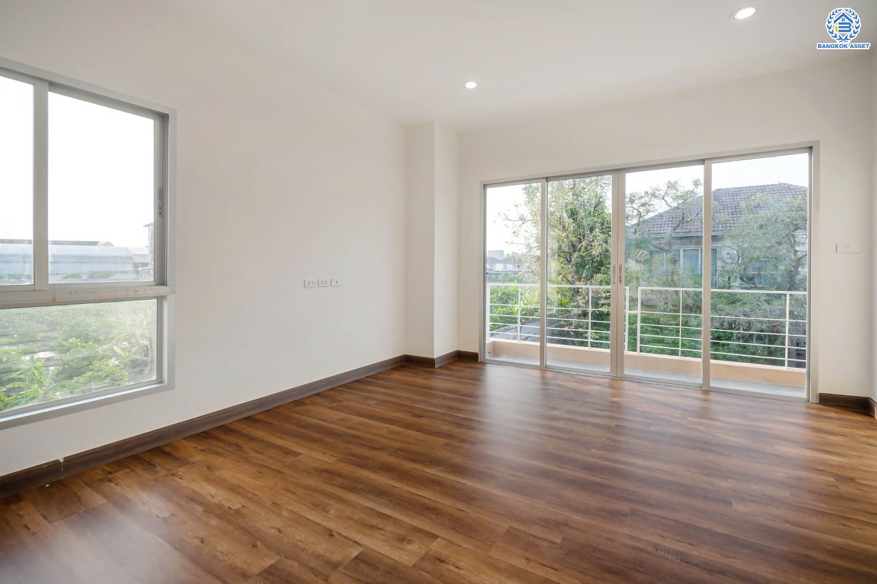 บ้านมือสองตกแต่งใหม่ โครงการ ไลฟ์บางกอกบูเลอวาร์ด ปิ่นเกล้า-เพชรเกษม เนื้อที่กว้างกว่า 52.5 ตร.ว ฟังก์ชัน 3 ห้องนอน 3 ห้องน้ำ 2 ที่จอดรถ บนทำเลศักยภาพ ติดถนนพุทธมณฑลสาย4 เหมาะสมกับทุกครอบครัว ใกล้แหล่งช้อปปิ้ง "เซ็นทรัล ศาลายา" รถไฟฟ้าสายสีน้ำเงิน "สถานีหลักสอง" และจุดขึ้นทางด่วน "ศรีรัช-วงแหวน"